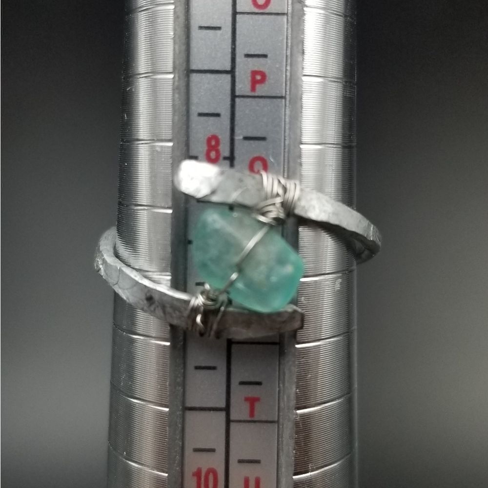 Size 8 brutalist green gem sterling silver ring. R104